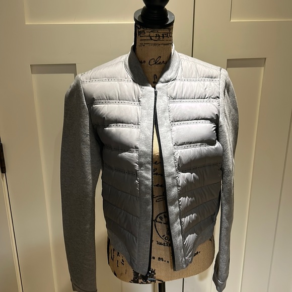 Cropped ladies Nike jacket. Size medium. Two internal and two external pockets. - Picture 1 of 6